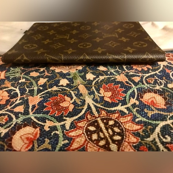 Louis Vuitton Agenda - Picture 10 of 13